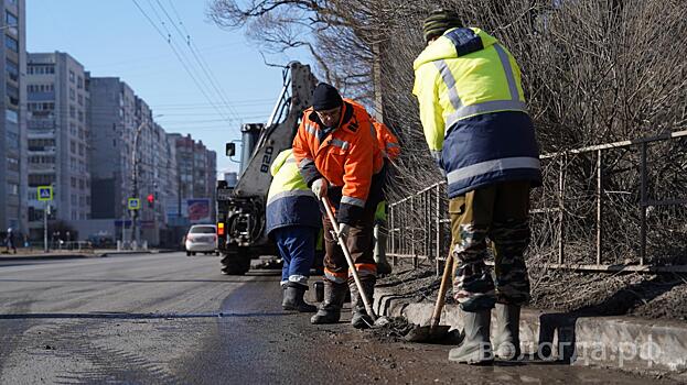 До 15 апреля подрядчики должны убрать всю грязь с дорог Вологды