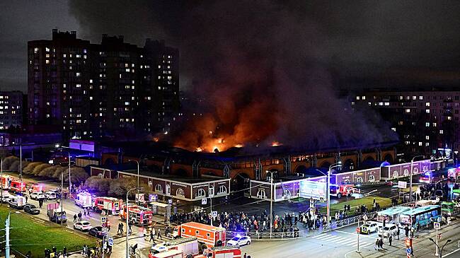Под завалами горевшего две недели назад рынка в Петербурге нашли еще одну жертву