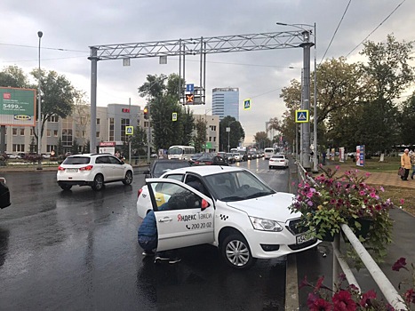 Такси в цветах и помятый «мерин»: в ДТП на Московском шоссе пострадал водитель Datsun