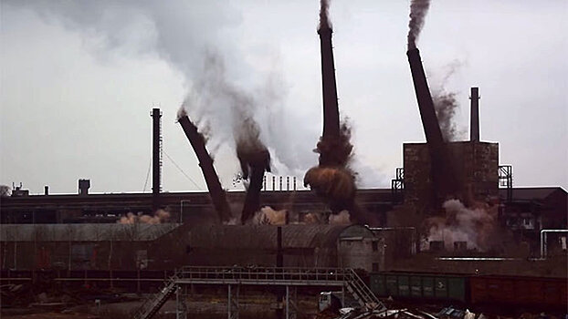 Гигантские трубы взрывают на заводе в Ижевске: впечатляющие кадры