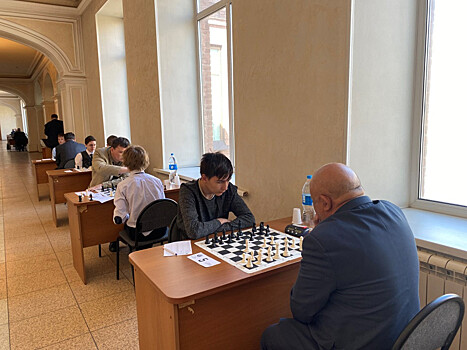 Приморский депутат посетил именной шахматный «Турнир поколений»