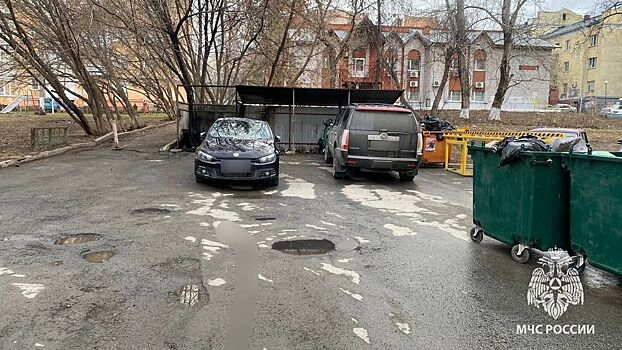 Две припаркованные вплотную к мусорке иномарки чуть не сгорели в Ижевске
