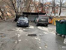 Две припаркованные вплотную к мусорке иномарки чуть не сгорели в Ижевске