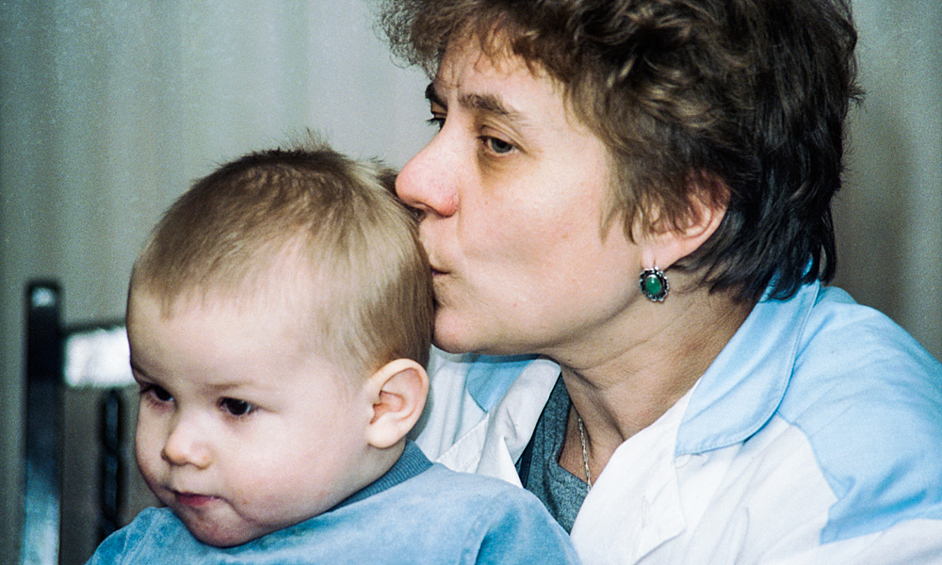  Старшая медсестра московского детского приюта Красного Креста Людмила Филимонова с маленьким Ваней, 1997 год