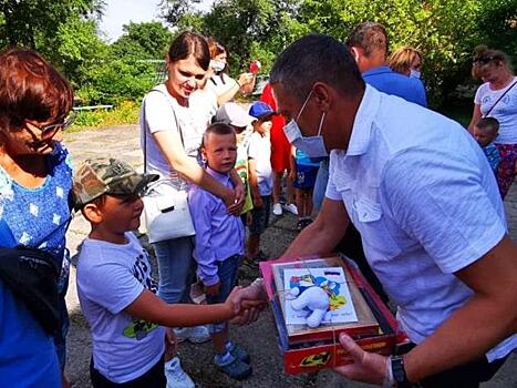 Подарки к новому учебному году получили первоклассники острова Попова