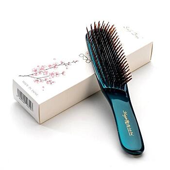 Разложили по полочкам: как выбрать расческу, которая подойдет именно вашим волосам