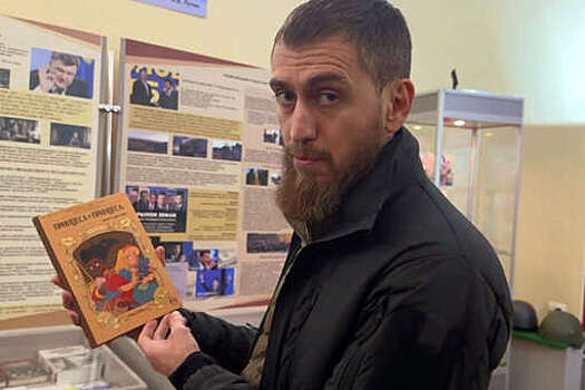 Чеченский министр Дудаев показал книгу с Украины с пропагандой ЛГБТ