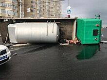 На перекрёстке в Ставрополе опрокинулся грузовик со сжиженным кислородом