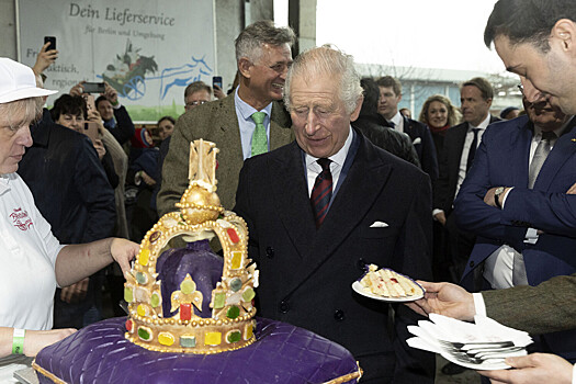 Королю Великобритании Карлу III подарили торт в виде короны