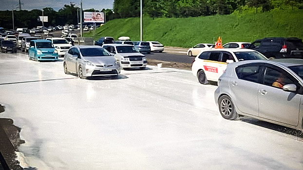 Сплошная во всю дорогу: российскую трассу залило белой краской