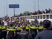 В Сети появилось видео с протестами из-за прилета первого рейса из Москвы в аэропорт Тбилиси
