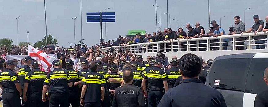 В Сети появилось видео с протестами из-за прилета первого рейса из Москвы в аэропорт Тбилиси