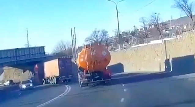 В Новороссийске с фуры упал контейнер во время движения (видео)