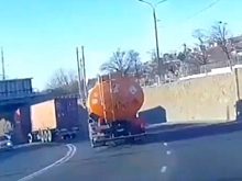 В Новороссийске с фуры упал контейнер во время движения (видео)