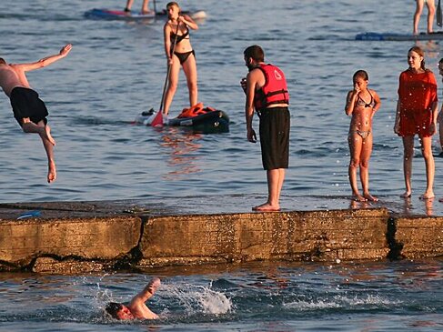 Терапевт рассказала, можно ли купаться в море сразу после прививки