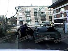 Автоподставщики напали с огнетушителем на мужчину с детьми