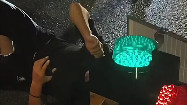 В Китае спасли мужчину, чья голова застряла в светофоре после ДТП