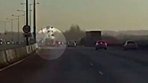 Спорткар на огромной скорости влетел в автомобиль с прицепом в Екатеринбурге: видео