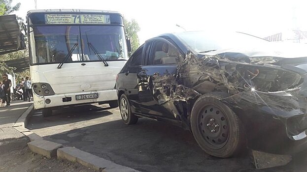 Три человека пострадали при столкновении автобуса и легковушки в Алматы