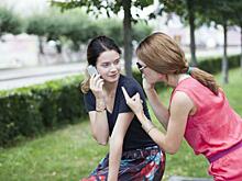 Эксперт рассказал, о чем нельзя говорить рядом с телефоном