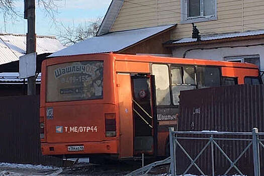 В Костроме пассажирский автобус въехал в жилой дом