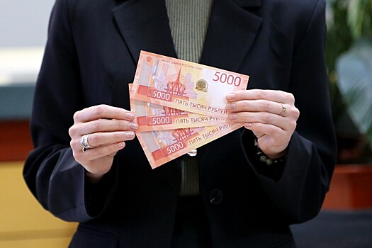 В Приморье появились новые банкноты номиналом 5000 рублей