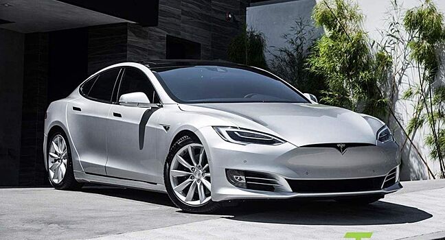 Tesla понизил стоимость Model S