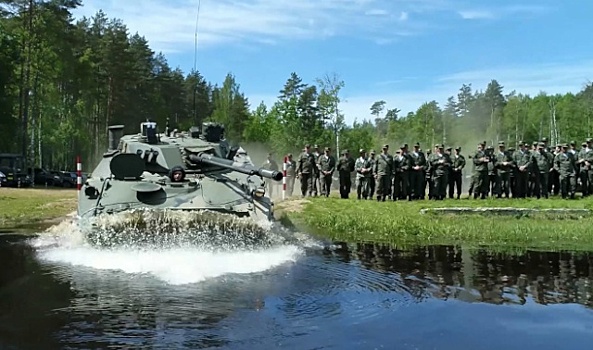 Купания на БМД: псковские десантники преодолели водные преграды на бронетехнике
