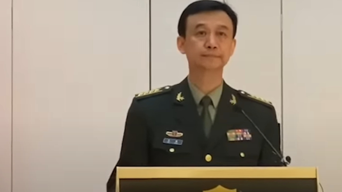 Представитель Министерства обороны Китая у Цянь. Министр обороны Китая Вэй Фэнхэ. Глава Минобороны Китая. Китай заявляет что готов к прямому военному