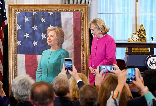 В США раскритиковали официальный портрет Хиллари Клинтон и ее работу на посту госсекретаря