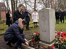 Калининградский губернатор в Киле почтил память советских гастарбайтеров