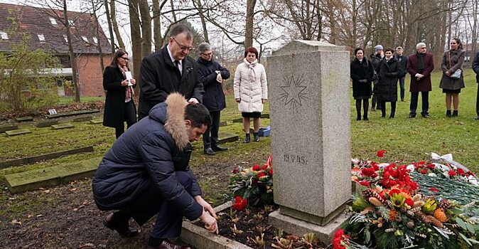 Калининградский губернатор в Киле почтил память советских гастарбайтеров
