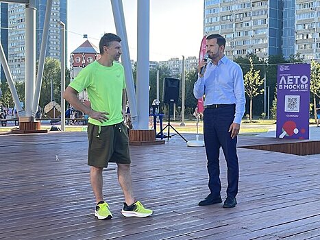 Спортсмен Ягудин и депутат Семенников приняли участие в зарядке с жителями Ясенева