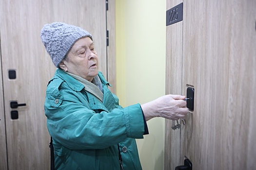 Мэр Максим Кудрявцев вручил ключи переехавшим из аварийного в новое жилье новосибирцам