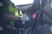 Получение столичным сотрудником ДПС взятки попало на камеру в патрульном авто
