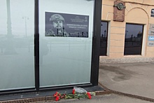 В Петербурге несут цветы к месту гибели Владлена Татарского в годовщину теракта