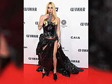 Певица Кеша в корсете и юбке потеряла туфли на премии