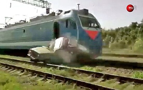 На Кубани поезд разнес застрявший на путях УАЗик. Видео
