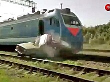 На Кубани поезд разнес застрявший на путях УАЗик. Видео