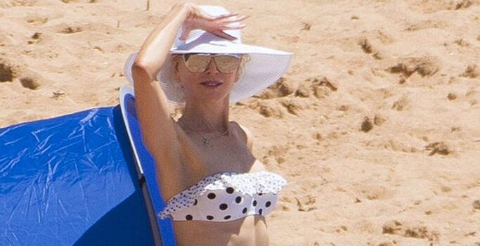 Николь Кидман отдыхает на пляже, и она в потрясающей форме