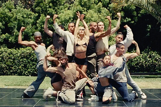 Лили-Роуз Депп объяснила обилие откровенных сцен в «Кумире»