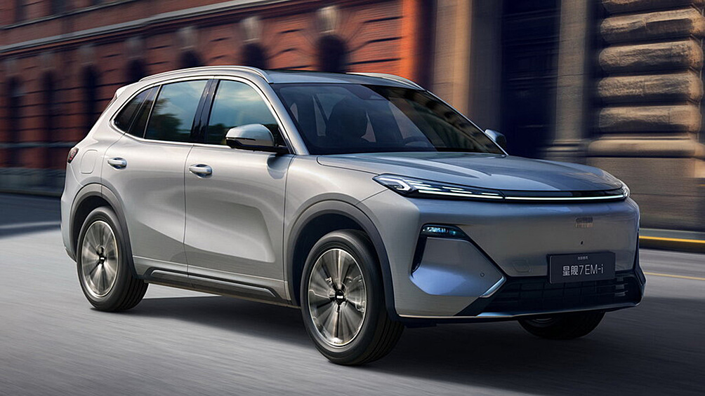 Белорусский бренд расширяет линейку и готовыт к выпуску свой первый последовательный plug-in гибрид. Модель создана на базе Geely Galaxy Starship 7 и будет производиться на заводе в Борисове. Новинка получит силовую установку с 1,5-литровым бензиновым двигателем мощностью 112 л.с. и электромотором на 218 л.с.. В отличие от текущих моделей Belgee с «мягкими» гибридами, X80 сможет двигаться только на электротяге. Его ДВС будет служить лишь для зарядки батареи.