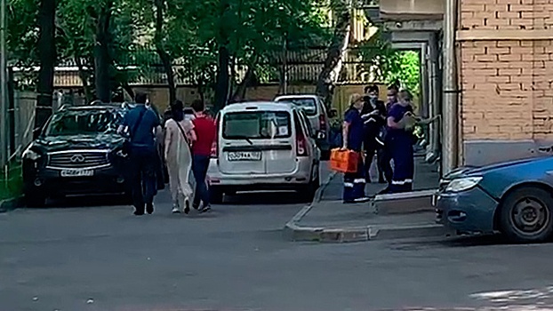 Дополнительная бригада медиков прибыла к дому Ефремова: видео