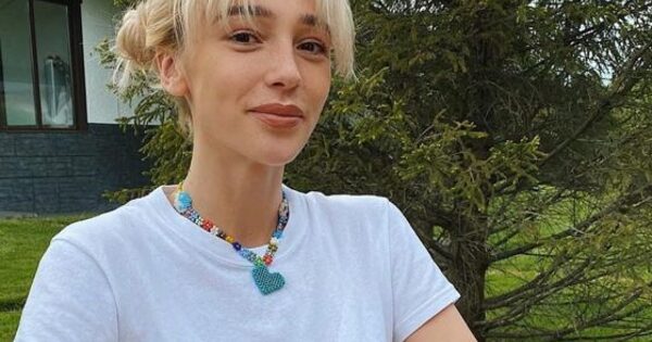 Трогает сиськи в машине