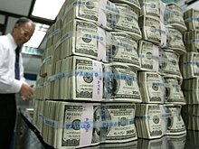 Российская экономика так и не отказалась от доллара. Только напугала население