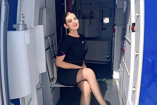 Стюардесса сделала фото в мини на борту самолета и взбудоражила иностранцев