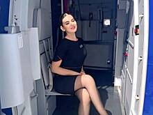 Стюардесса сделала фото в мини на борту самолета и взбудоражила иностранцев