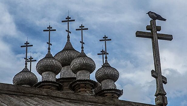 В РПЦ раскритиковали запрет свечей в деревянных памятниках Кижей