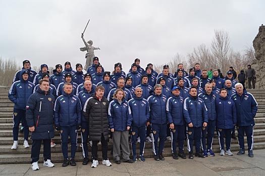 Футболисты сборных России и Кубы посетили Мамаев курган