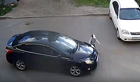 Опубликовано видео наезда на трехлетнего ребенка в одном из дворов Петрозаводска